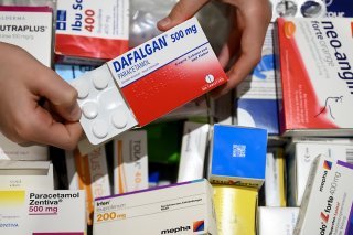 Le médecin cantonal vaudois alerte sur les risques du "paracétamol challenge", qui consiste chez les jeunes à avaler le maximum de cet antidouleur (photo d'illustration). KEYSTONE/LAURENT GILLIERON